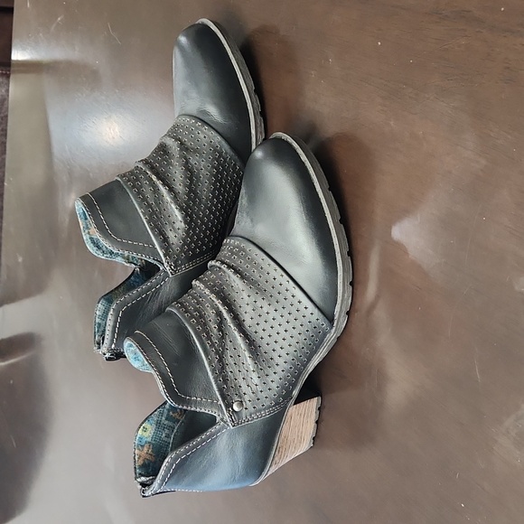 Earth Origins Ankle Booties -  Exxcellent Condition - Picture 2 of 7